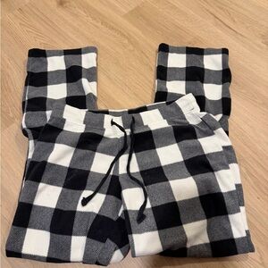 Old Navy women’s black and white plaid fleece pajama pants